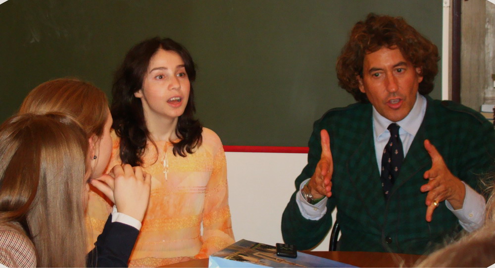 Alvaro de Marichalar dando una conferencia a estudiantes de la facultad de periodismo en la Universidad Estatal de Moscú. Intérprete - A. Ermanok