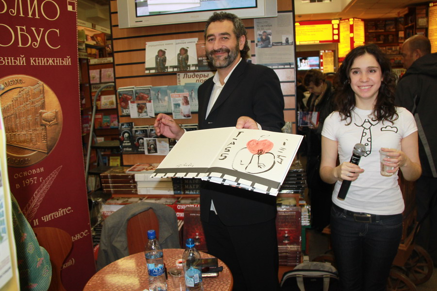 El Sr. José Antonio Tássies Penella. Ilustrador, autor y periodista. Presentación del libro "Nombres robados". Librería Biblio Globus. Moscú 2011. Intérprete - Anna Ermanok
