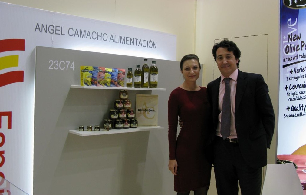 Mr. David de la Vega Camacho ("Grupo Angel Camacho S.L.") at the Prodexpo fair. Interpreter — P. Mójova