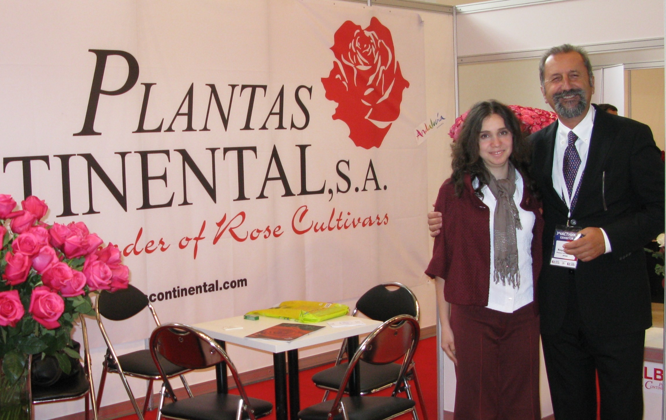 El Sr. Juan Requena. Director Comercial de Plantas Continental S. A. Feria Expo Flora Russia. Intérprete - Anna Ermanok