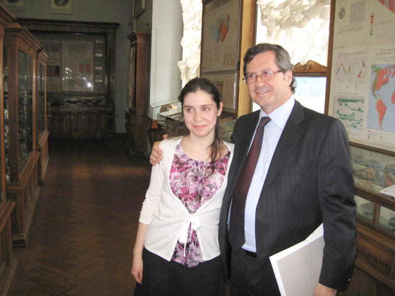 El Sr. (Sub­sec­re­tario) Min­istro de Edu­cación de España en la excur­ción en museo de his­to­ria nat­ural en la Uni­ver­si­dad Lomonósov de Moscú. (II Encuen­tro de Rec­tores de Uni­ver­si­dades Rusas y del Espa­cio Iberoamericano). Intérprete — Anna Ermanok.