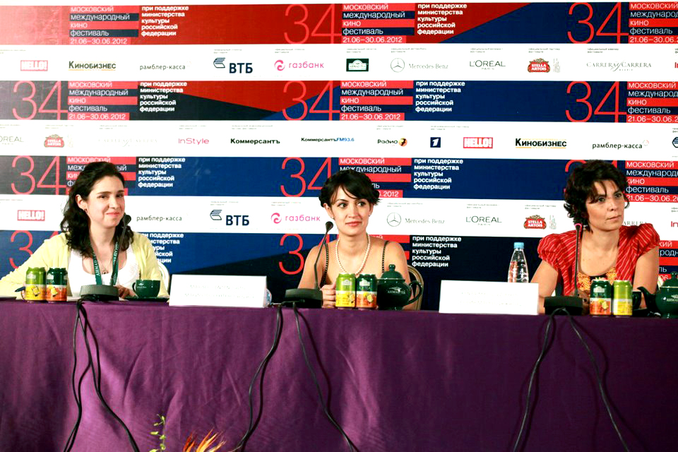 La edición 34 del Festival Internacional del Cine de Moscú. Rueda de prensa. Película "Fecha de Caducidad". Directora - K. Marquez, intérprete - A. Ermanok.