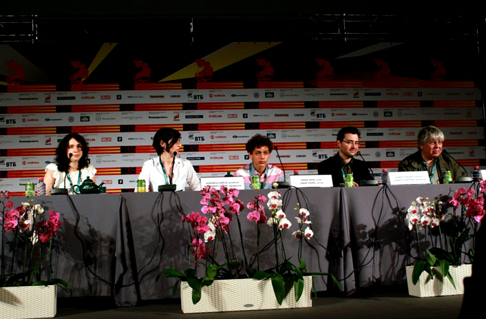 Rueda de prensa. Edición 35 del Festival Internacional del cine de Moscú. Director de la película "Los chicos del puerto" A. Morais, actor O. Krim, productora V. García. Intérprete - A. Ermanok.