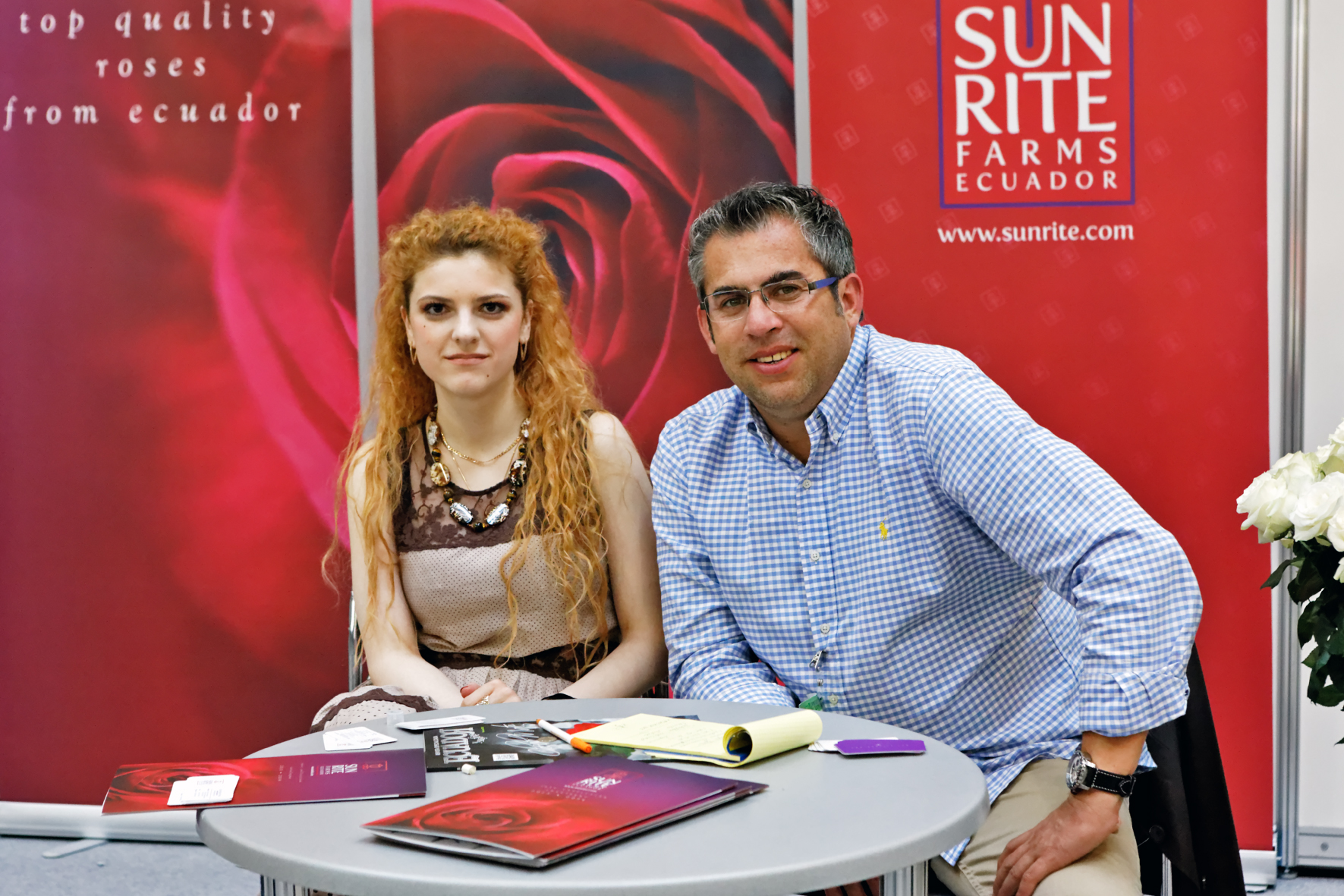 Marcelo Carrera (Sun Rite Farms) en la feria Flowers Expo. Intérprete - Lana Juroshvili.