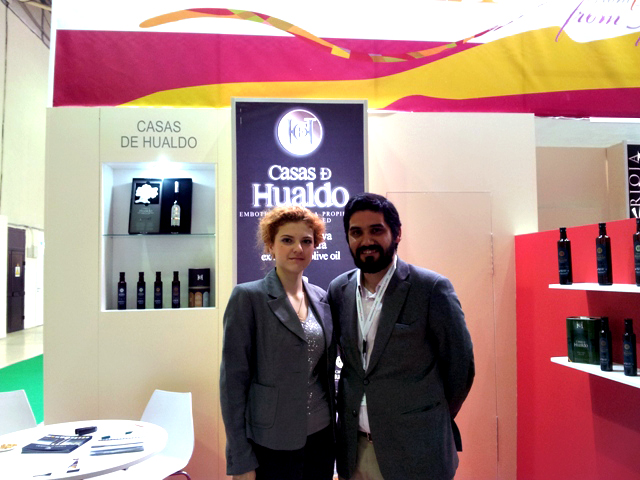 Carlos Navasmigueloa Rodríguez (Casas de Hualdo) en la feria Prodexpo Moscow. Intérprete - Lana Juroshvili.