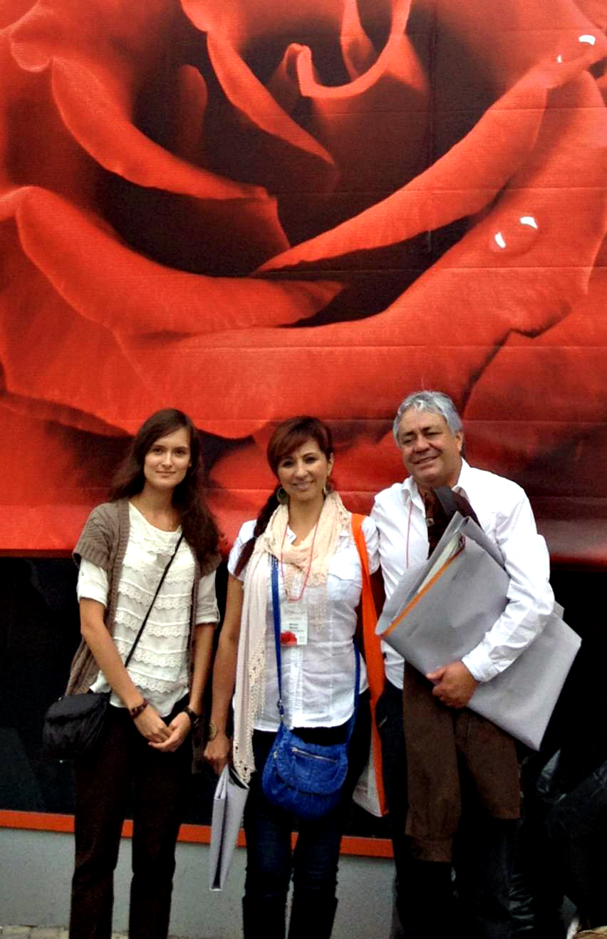 Carlos Gómez y Maryluz Naranjo (Naranjo Roses, Ecuador) en la feria en Moscú. Intérprete - Margarita Sávchenkova.