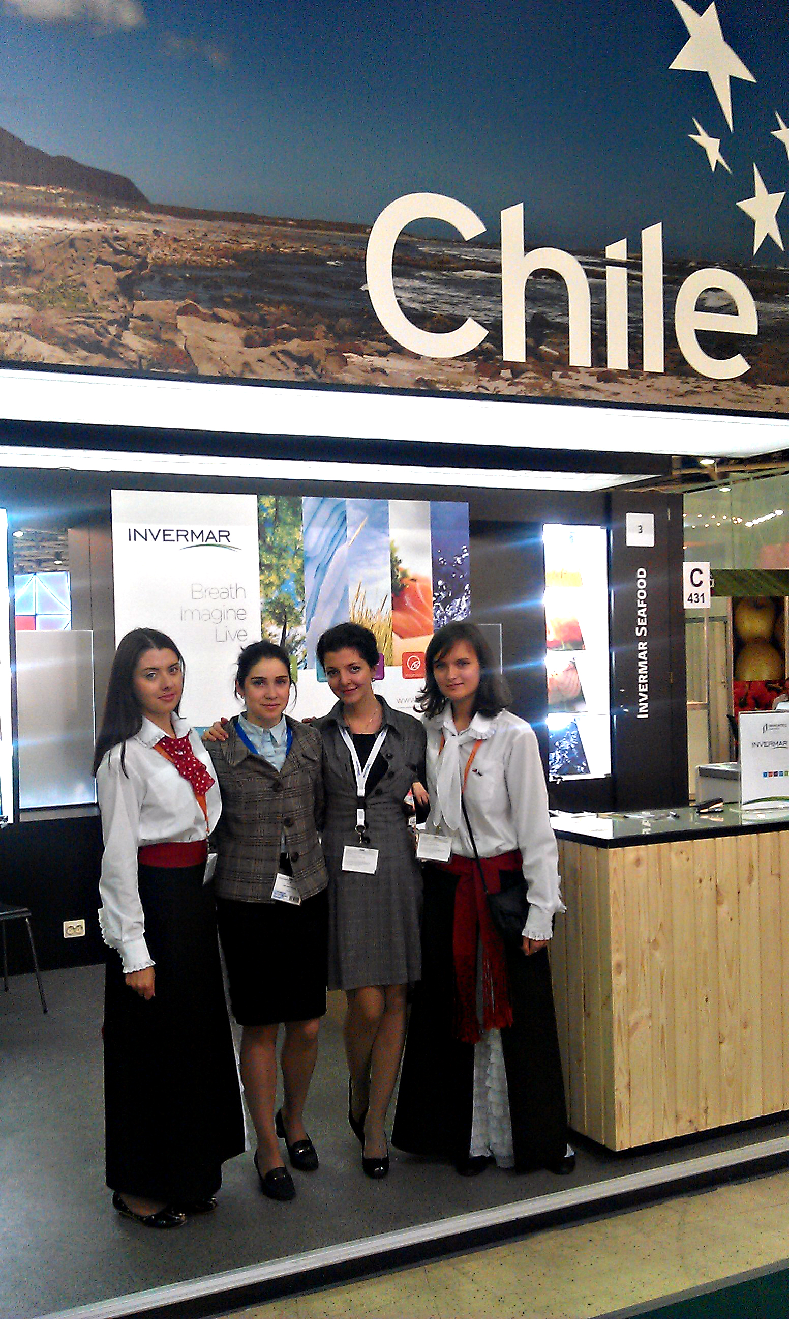 E. Vákhtina, A. Ermanok, M. Maria Antonyan, Margarita Savchenkova en la feria World Food. Pabellón oficial de Chile.