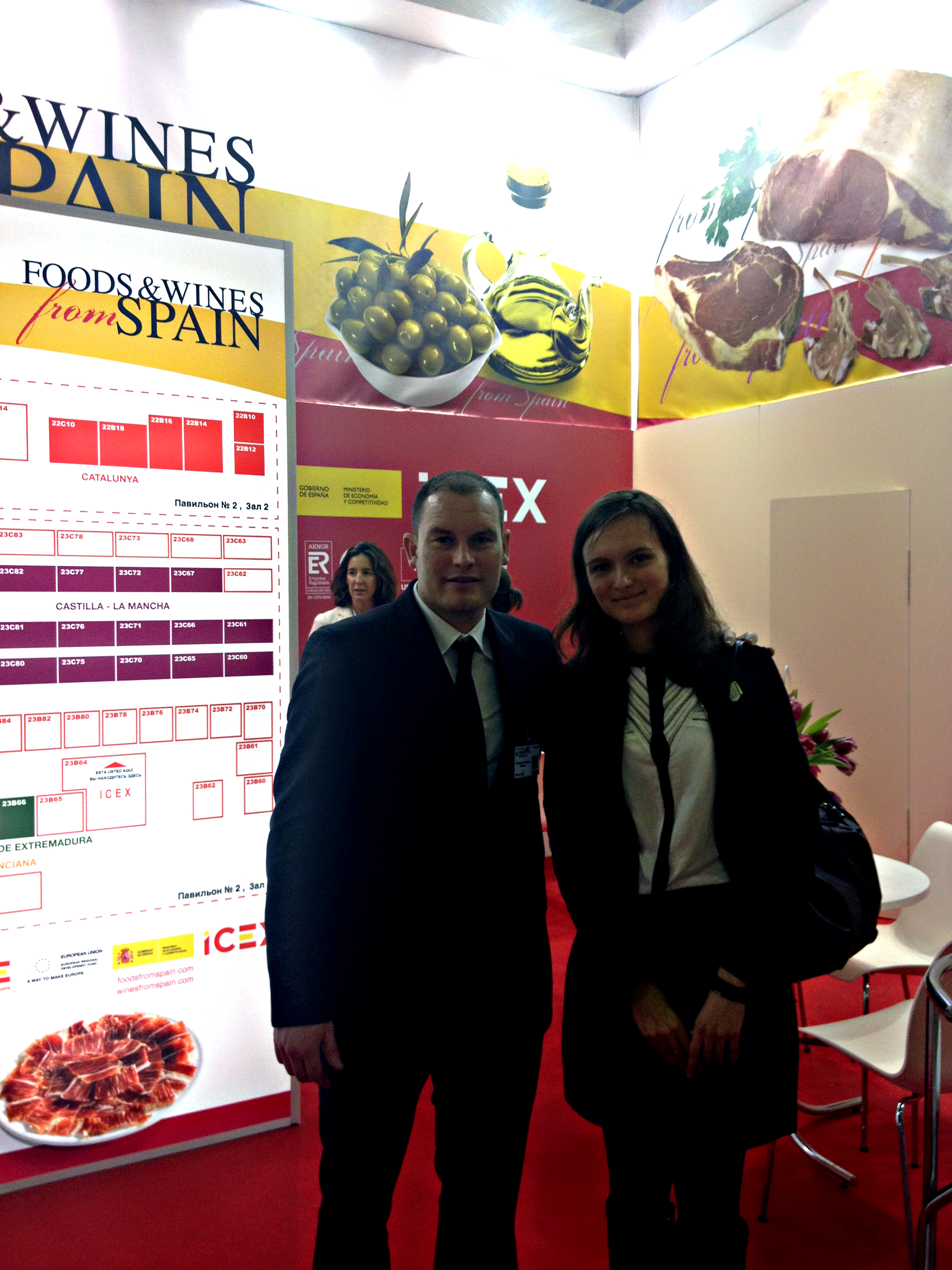 Roberto Fernández Montes (Bodegas Fernández) en la feria Prodexpo Moscow. Intérprete Margarita Sávchenkova