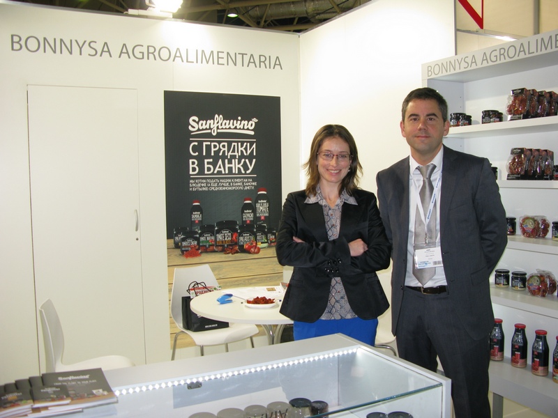 P. Martínez (Bonnysa Agroalimentaria) на выставке Продэкспо в Москве. Переводчик – Е. Десятова.