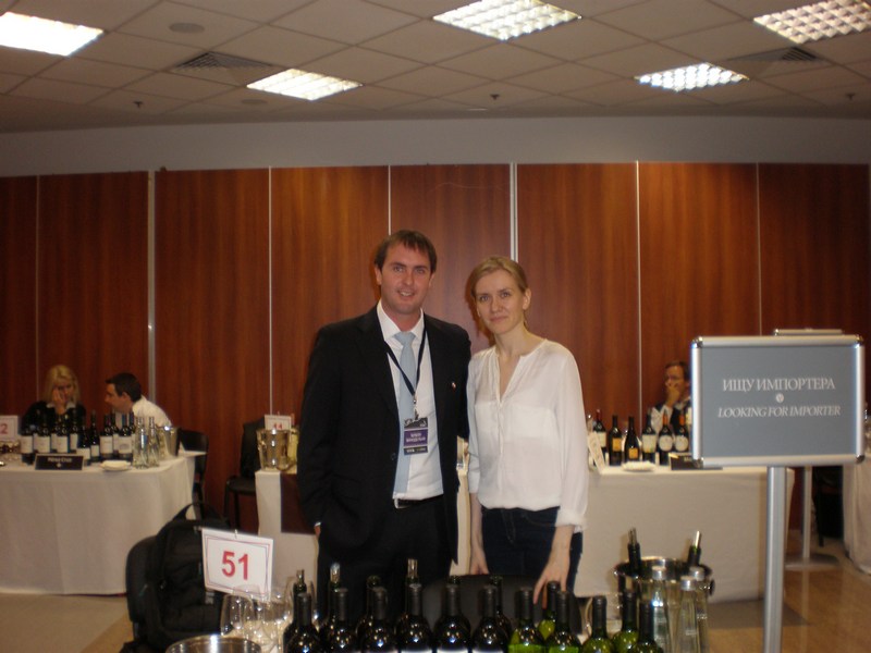 Russian-Spanish translator J. Akovantseva accompanying Jorge Barros, 7 Colores (Lourdes). Chile vines Salon.