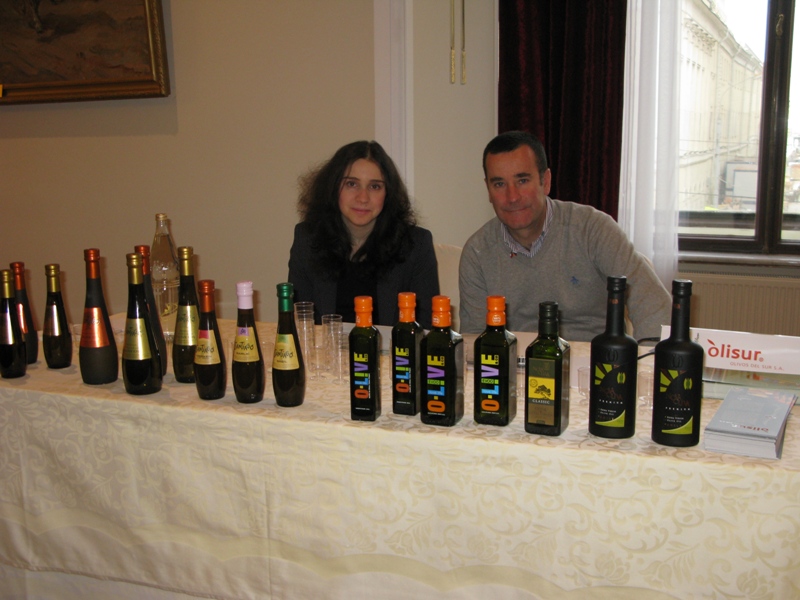 Olivos del Sur (Olisur) during the Chile Olive oil salon in Moscow. Interpreter from spanish – Anna Ermanok.