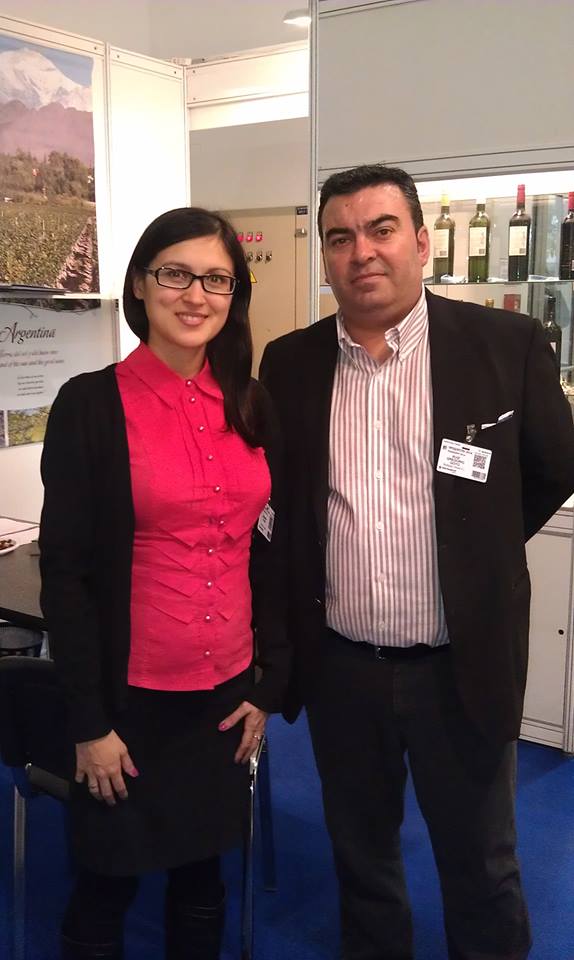 G. Ruiz (Bodegas Vinival) visitando la feria PRODEXPO en Moscú. Intérprete - T. Borisova.