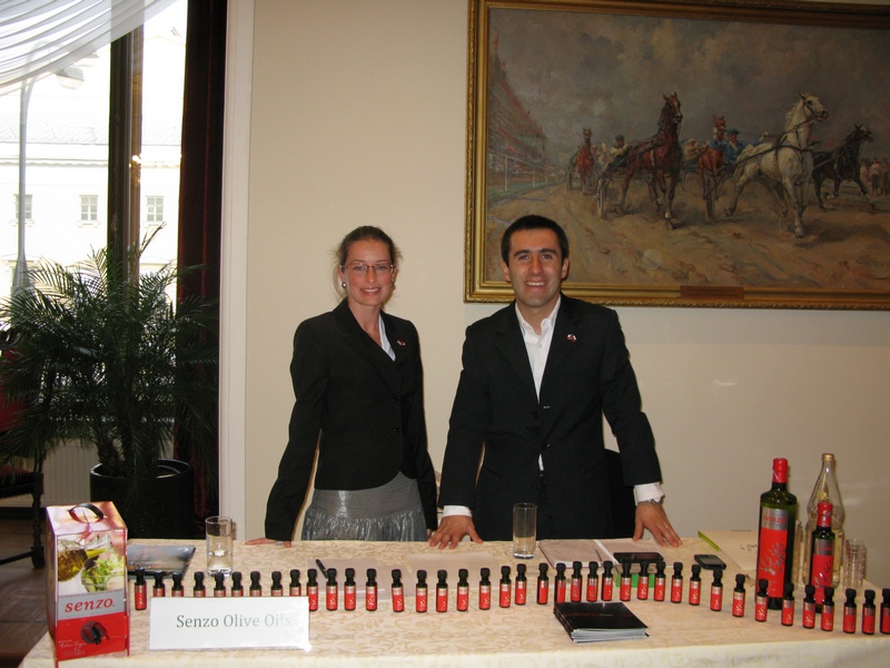 CASADONOSO (Aceite Senzo) durante el Salón de Aceites de Oliva chilenos en Moscú.  Intérprete - E. Desyatova.